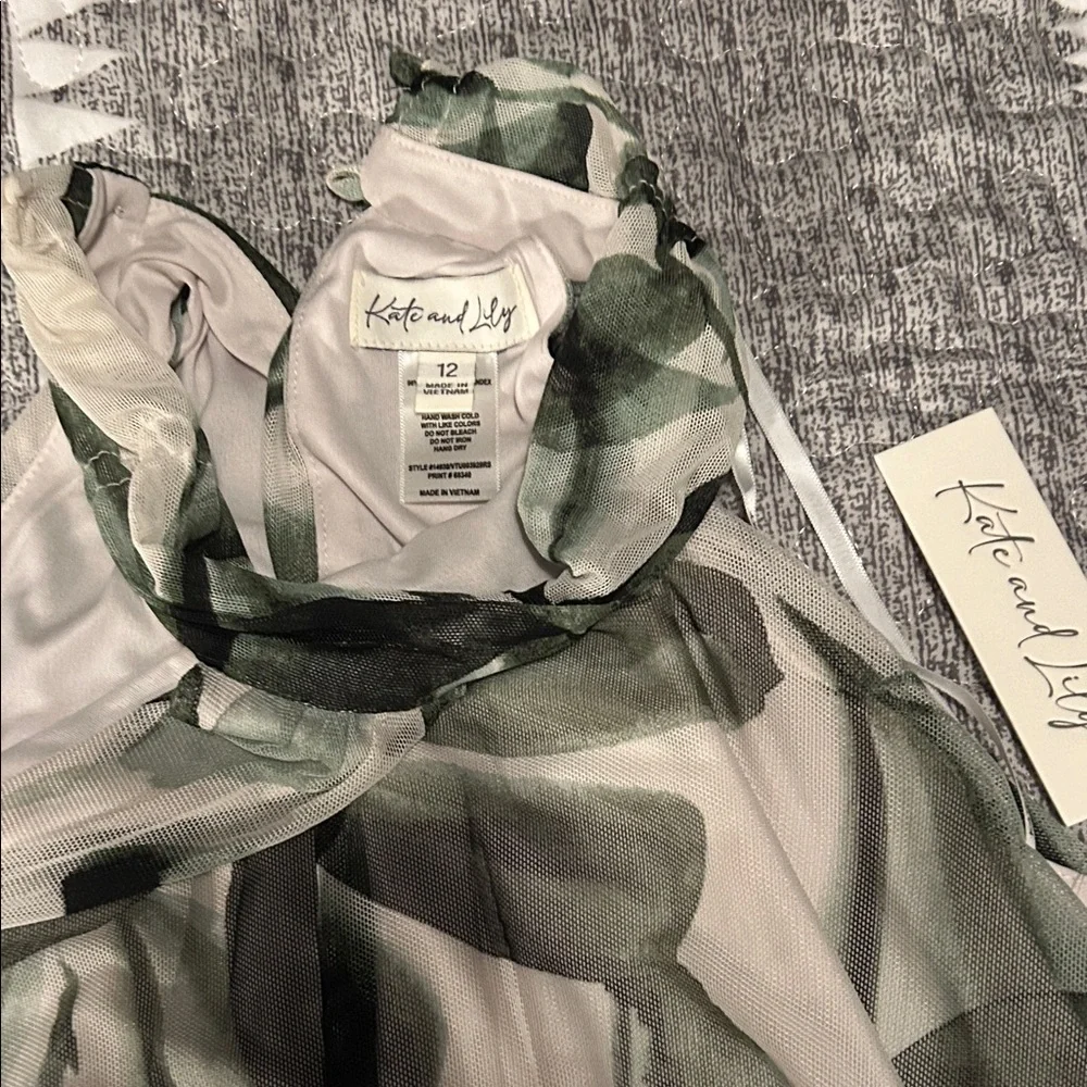 Elegant Green Leaf Maxi Dress - Picture 3 of 5